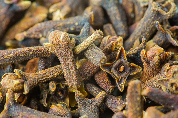 Whole dried cloves with dark brown stems and bud-shaped tops, used as aromatic spice.