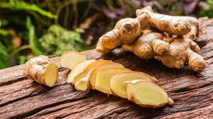 Health benefits of spices: Fresh ginger root and slices, highlighting the health benefits of ginger for digestion, immunity, and anti-inflammatory support.